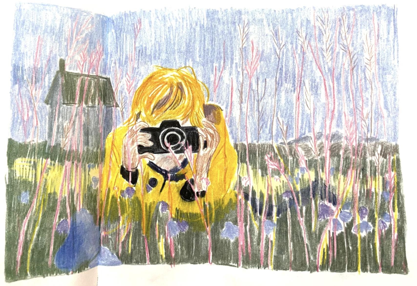 Illustration d’une personne vêtue de jaune, accroupie dans un champ de fleurs sauvages, photographiant le paysage avec un appareil photo. À l’arrière-plan se dressent une petite maison et des arbres élancés, dans une atmosphère douce et contemplative aux couleurs pastel.